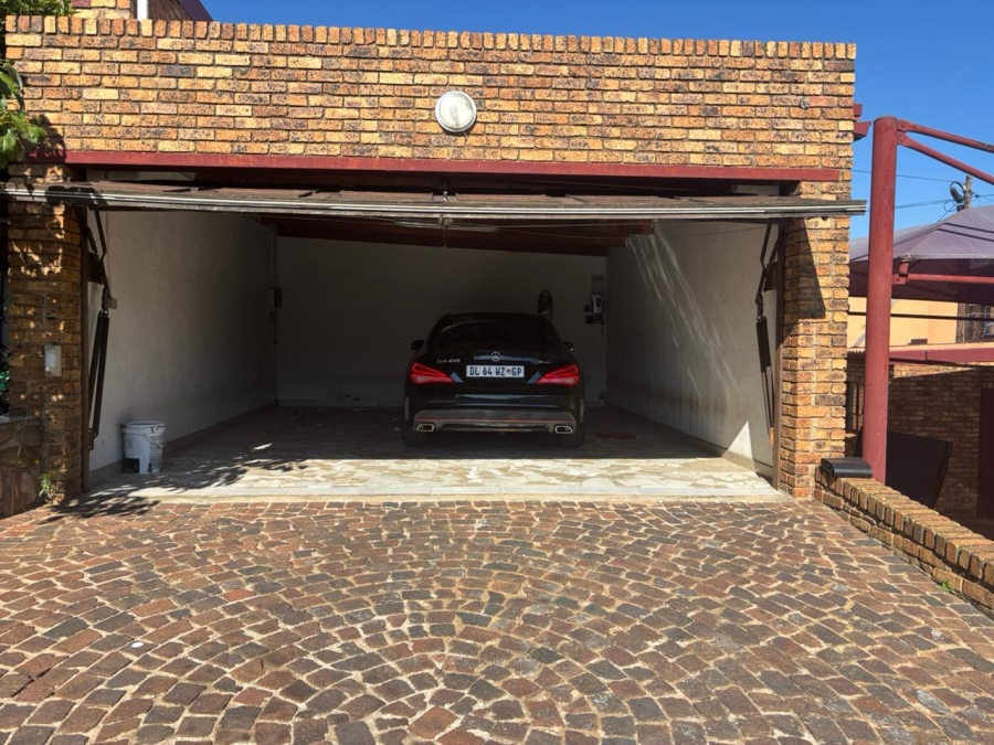 4 Bedroom Property for Sale in Oakdene Gauteng