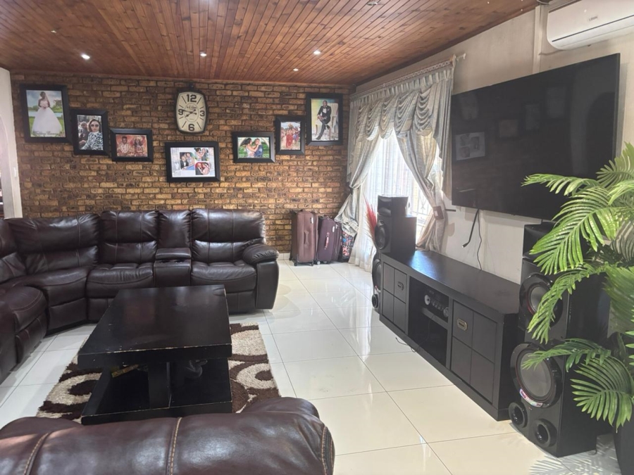 4 Bedroom Property for Sale in Oakdene Gauteng