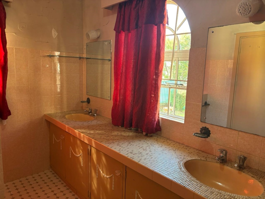 8 Bedroom Property for Sale in Oakdene Gauteng
