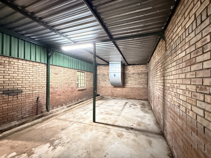 To Let Commercial Property for Rent in Rooihuiskraal Gauteng