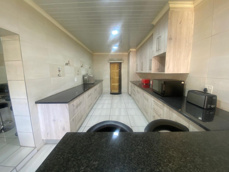 5 Bedroom Property for Sale in Mullerstuine Gauteng