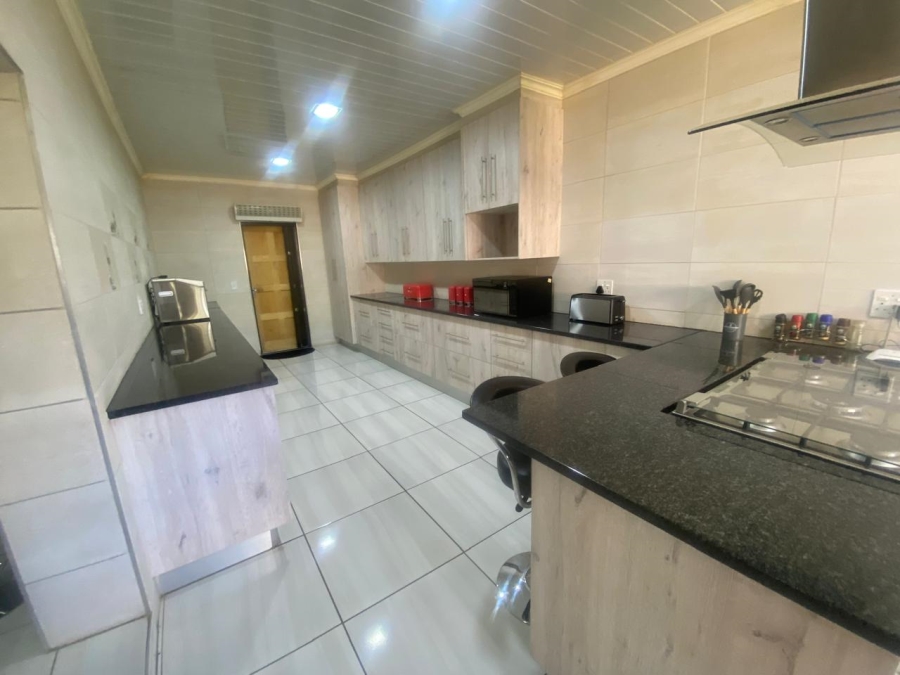 5 Bedroom Property for Sale in Mullerstuine Gauteng