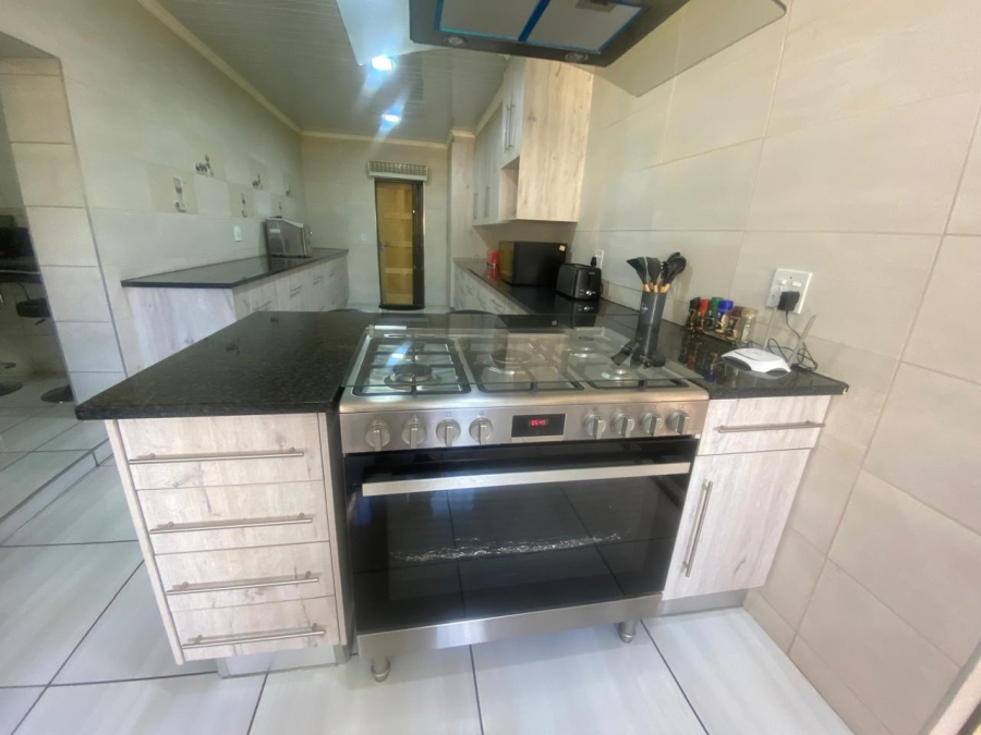 5 Bedroom Property for Sale in Mullerstuine Gauteng