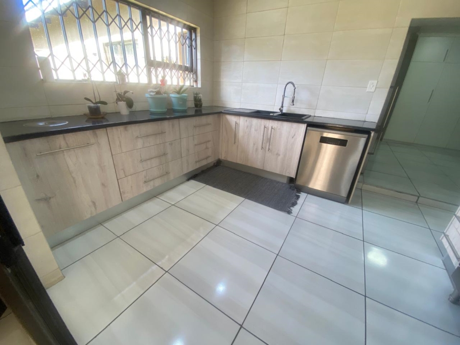 5 Bedroom Property for Sale in Mullerstuine Gauteng