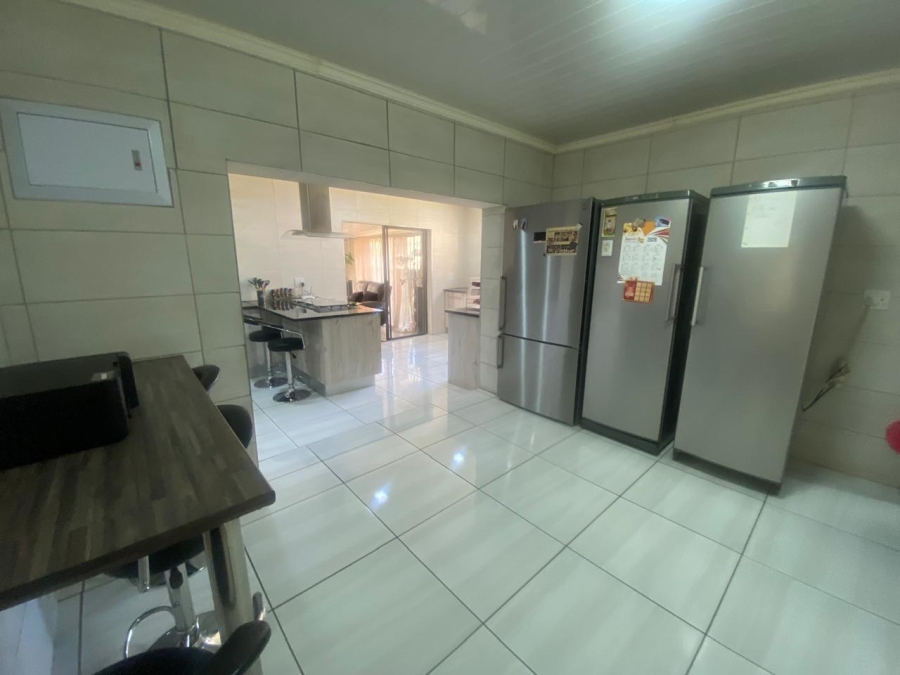 5 Bedroom Property for Sale in Mullerstuine Gauteng