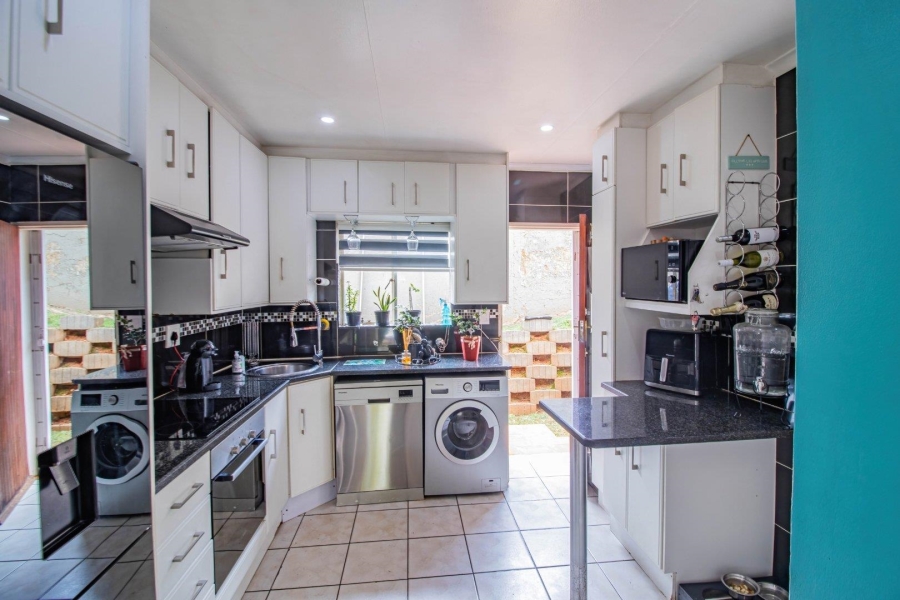 3 Bedroom Property for Sale in Ridgeway Gauteng