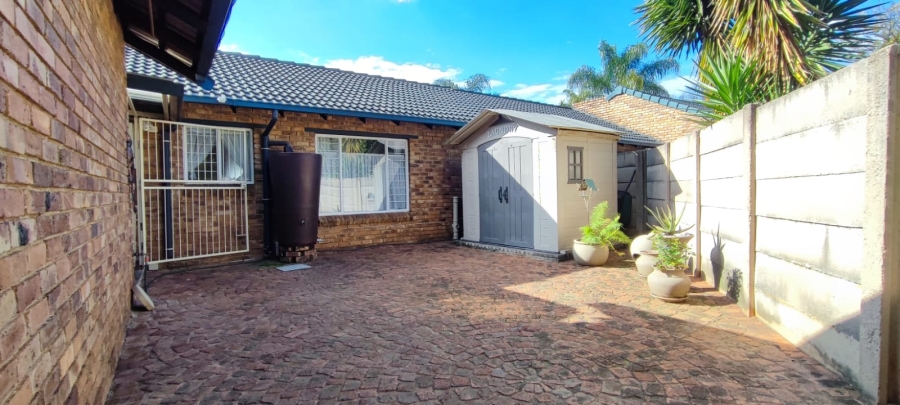 3 Bedroom Property for Sale in Rooihuiskraal North Gauteng