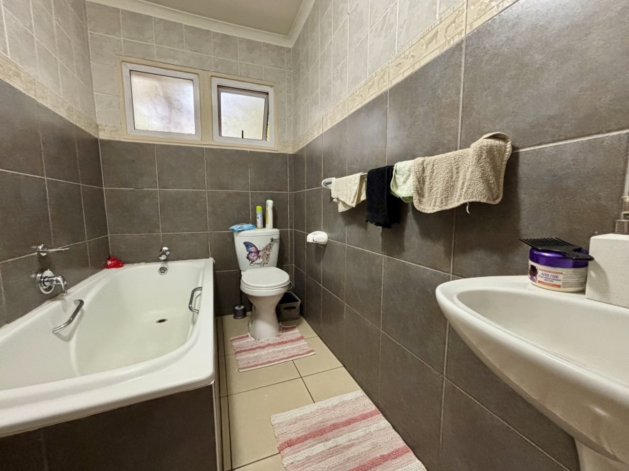 To Let 3 Bedroom Property for Rent in Bromhof Gauteng