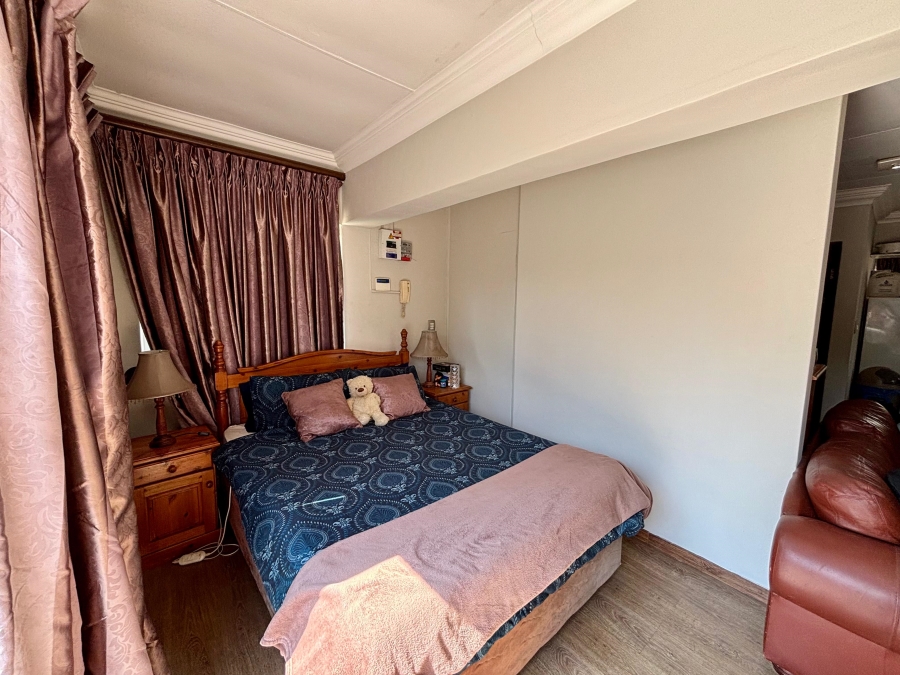 To Let 1 Bedroom Property for Rent in Constantia Kloof Gauteng