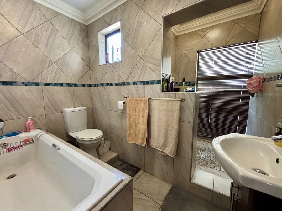 To Let 1 Bedroom Property for Rent in Constantia Kloof Gauteng
