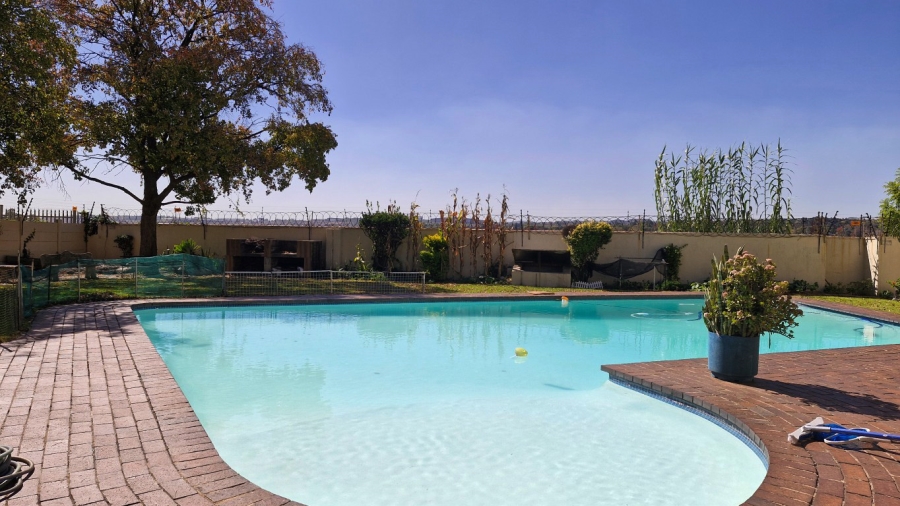 3 Bedroom Property for Sale in Corlett Gardens Gauteng
