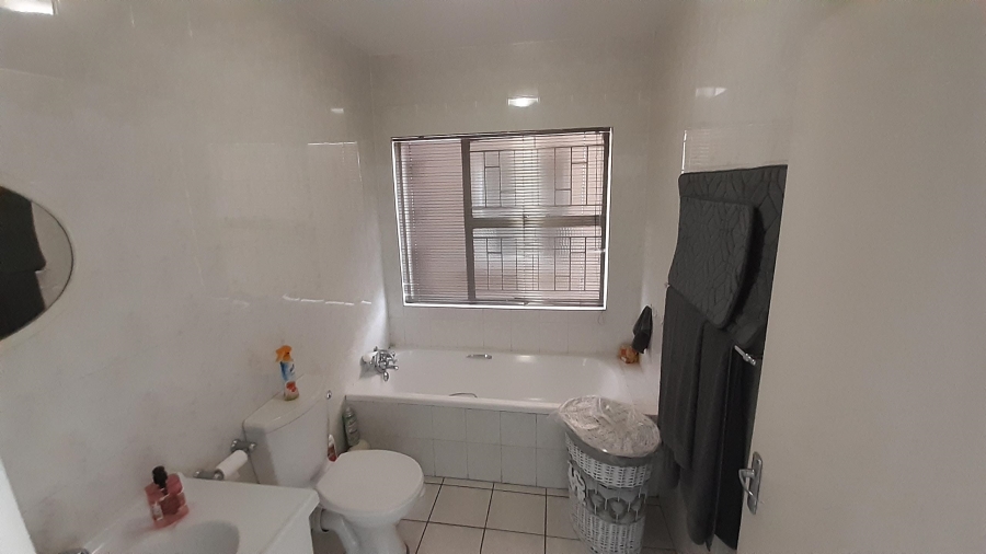 To Let 2 Bedroom Property for Rent in New Redruth Gauteng