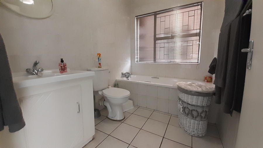 To Let 2 Bedroom Property for Rent in New Redruth Gauteng