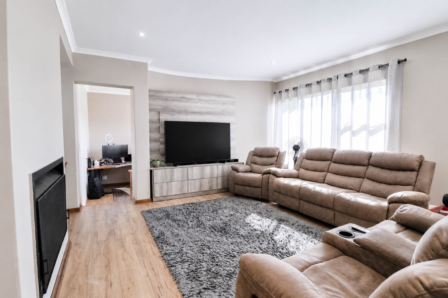 4 Bedroom Property for Sale in Blue Valley Golf Estate Gauteng