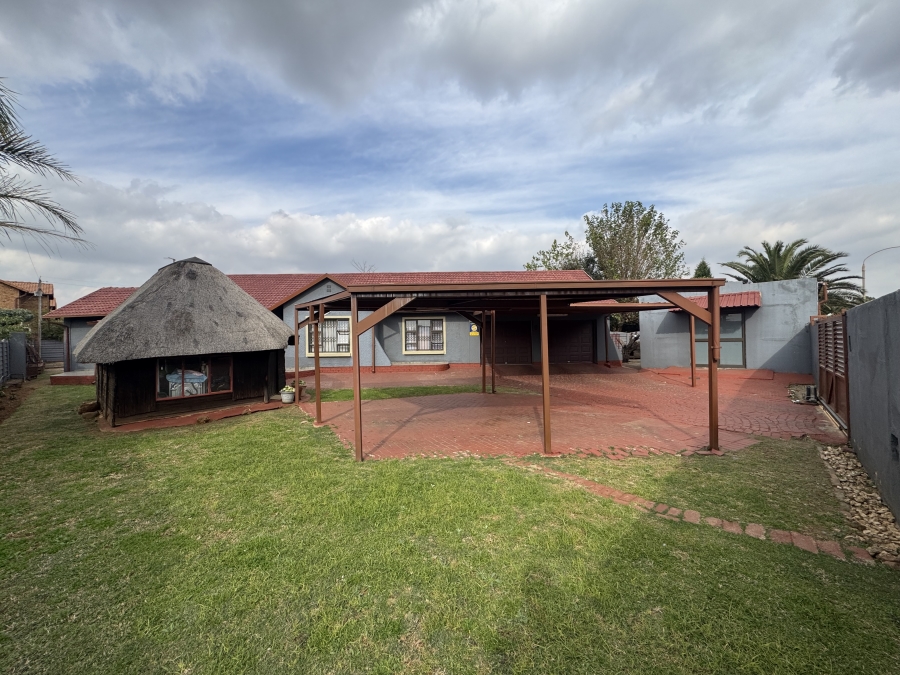 6 Bedroom Property for Sale in Groeneweide Gauteng