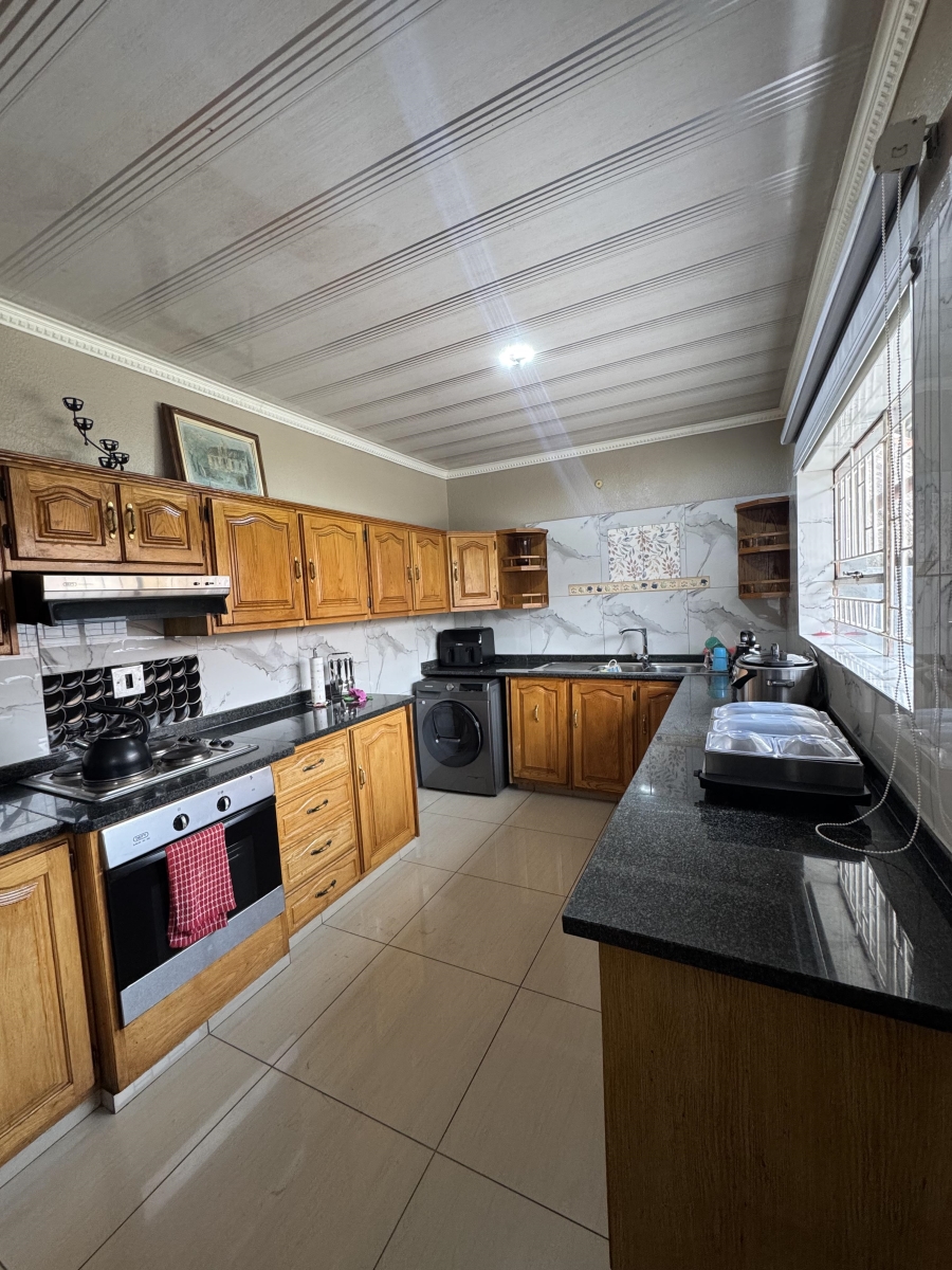 6 Bedroom Property for Sale in Groeneweide Gauteng