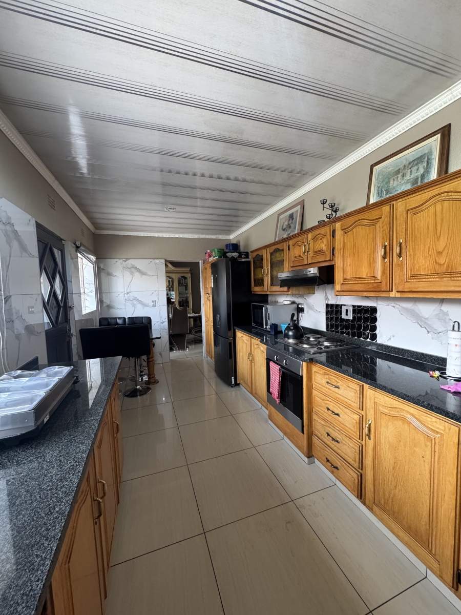 6 Bedroom Property for Sale in Groeneweide Gauteng