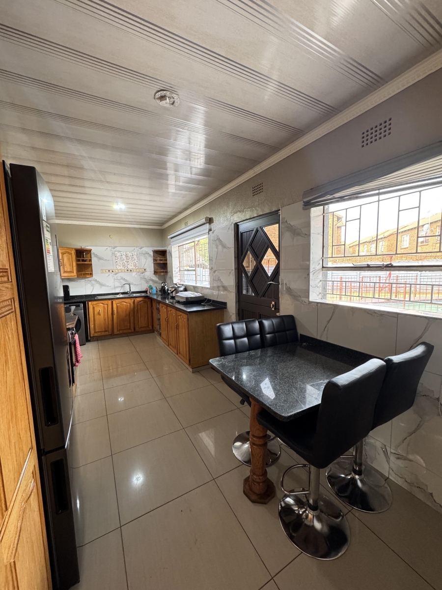 6 Bedroom Property for Sale in Groeneweide Gauteng