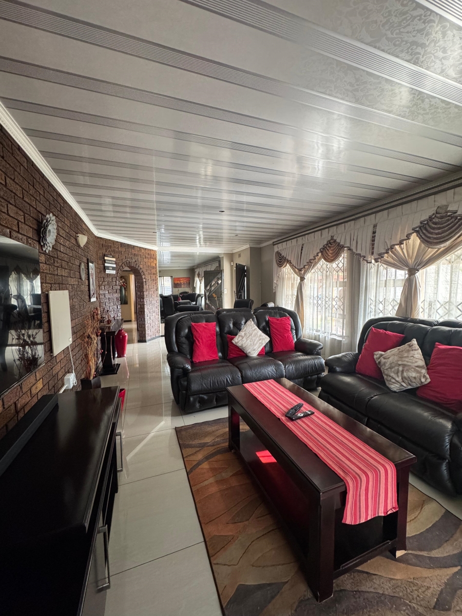 6 Bedroom Property for Sale in Groeneweide Gauteng