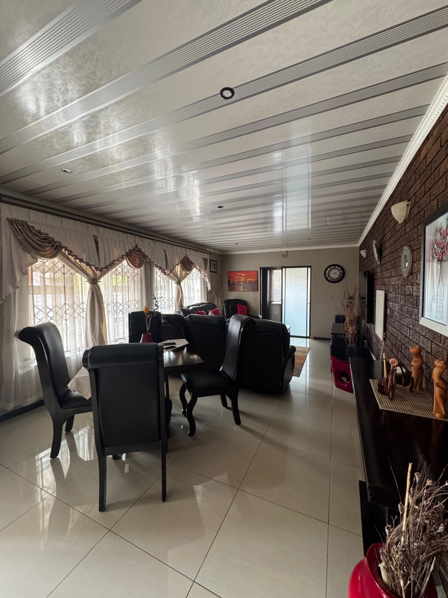 6 Bedroom Property for Sale in Groeneweide Gauteng
