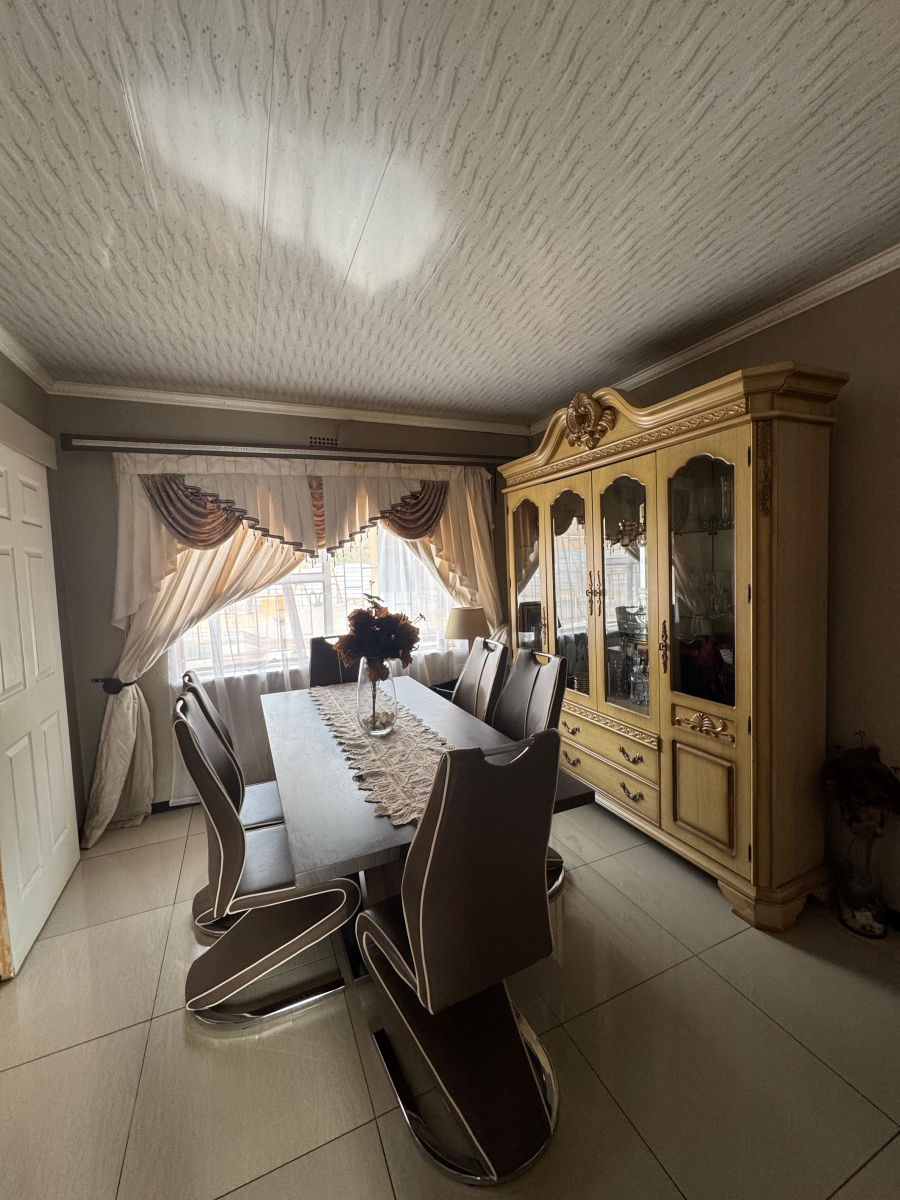 6 Bedroom Property for Sale in Groeneweide Gauteng