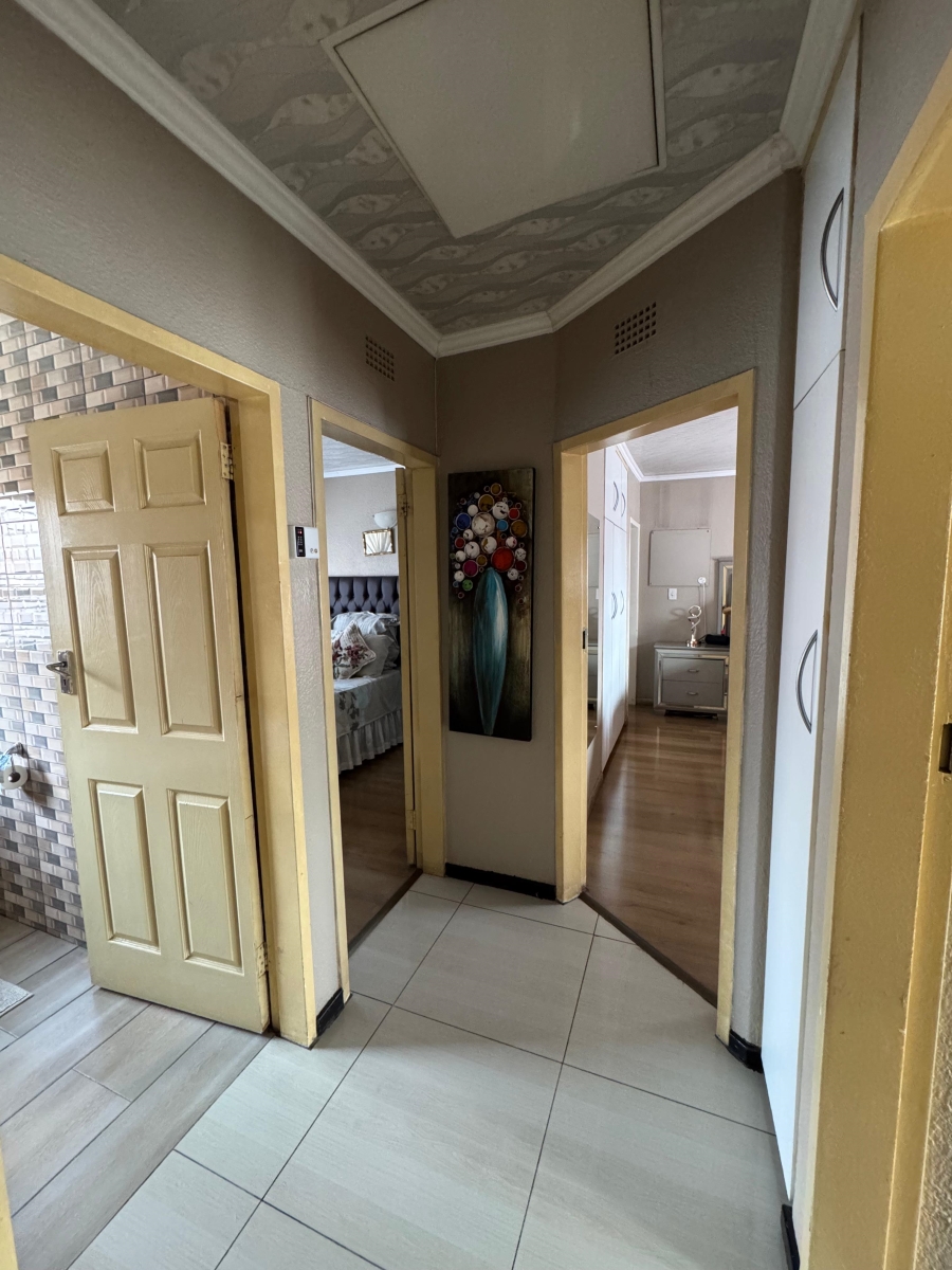 6 Bedroom Property for Sale in Groeneweide Gauteng