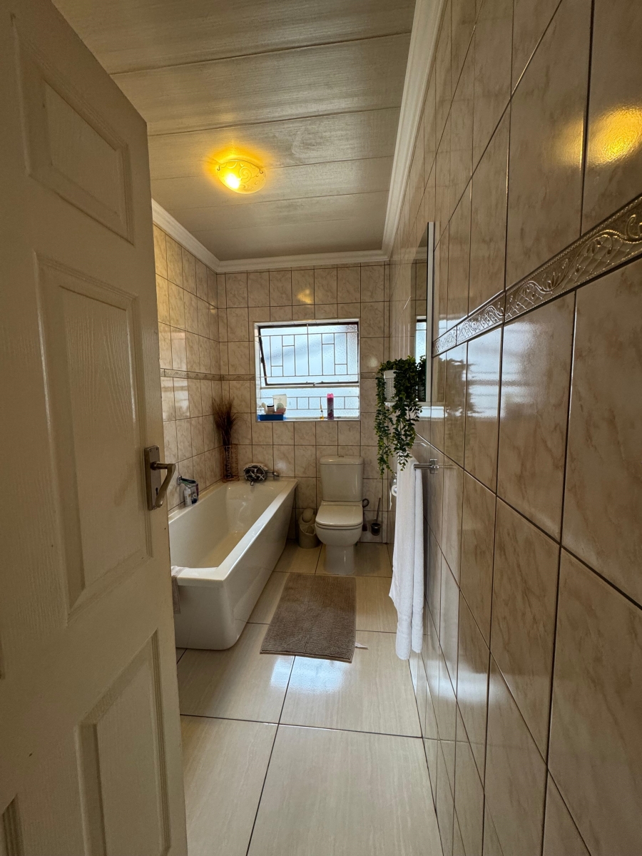 6 Bedroom Property for Sale in Groeneweide Gauteng