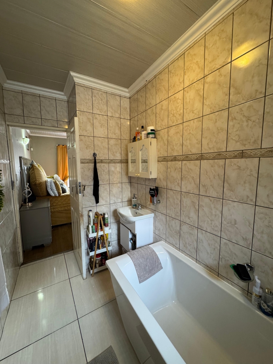 6 Bedroom Property for Sale in Groeneweide Gauteng