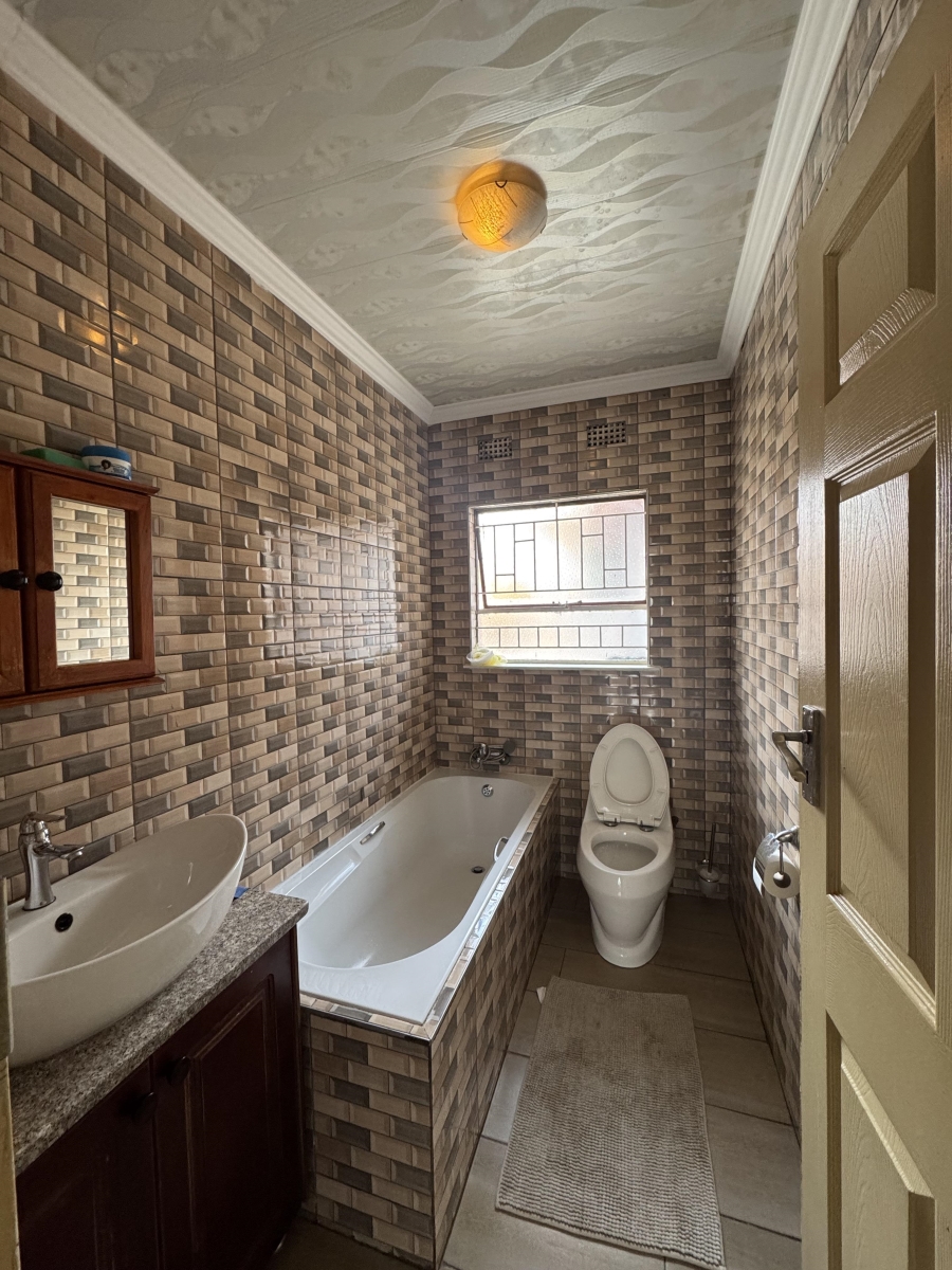 6 Bedroom Property for Sale in Groeneweide Gauteng
