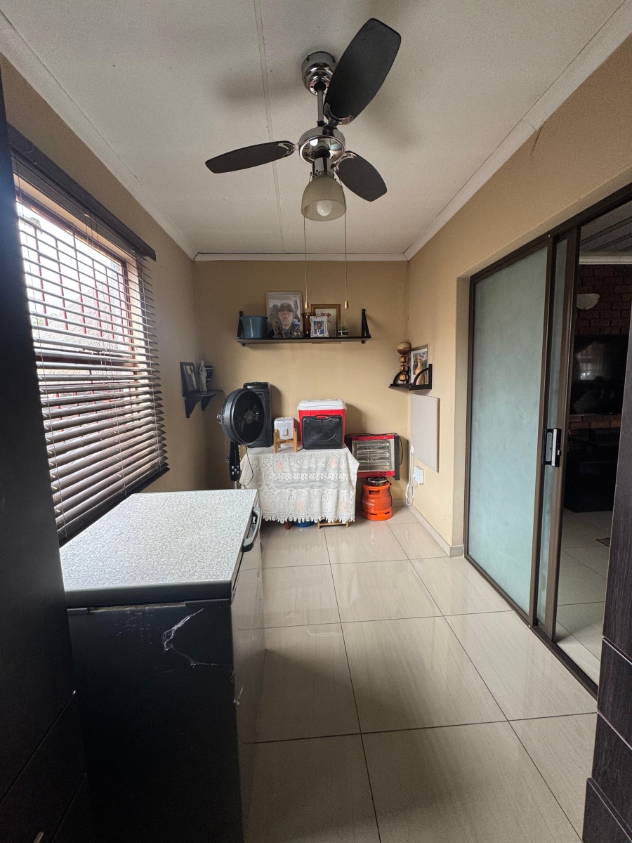 6 Bedroom Property for Sale in Groeneweide Gauteng