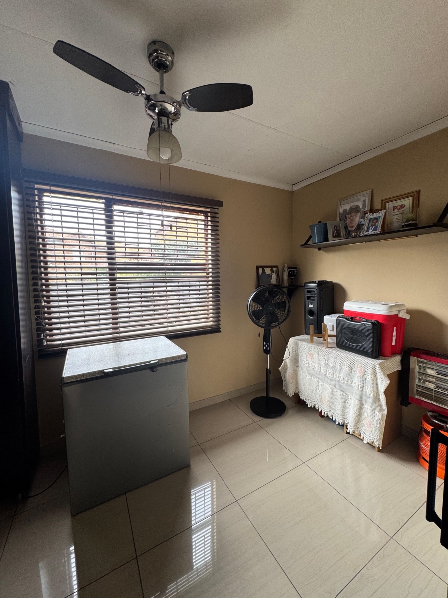 6 Bedroom Property for Sale in Groeneweide Gauteng