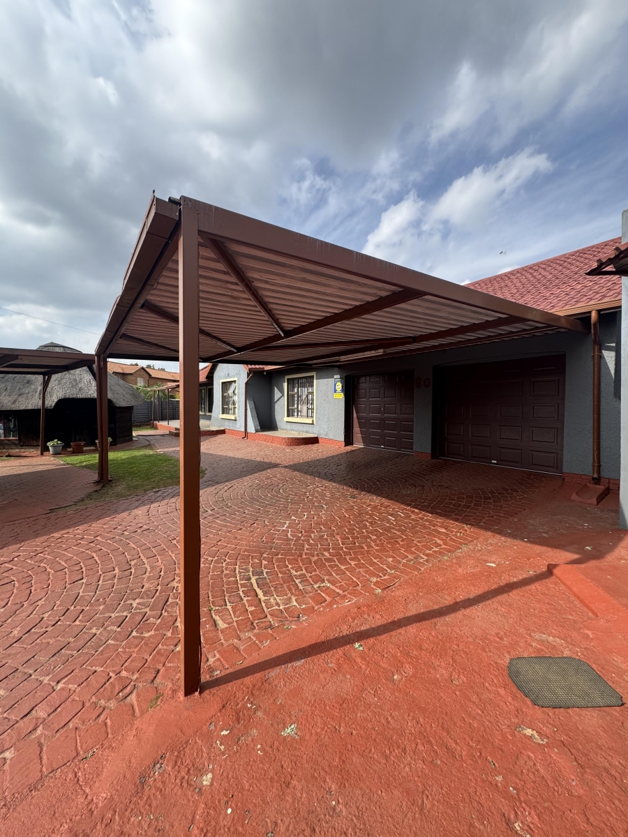 6 Bedroom Property for Sale in Groeneweide Gauteng