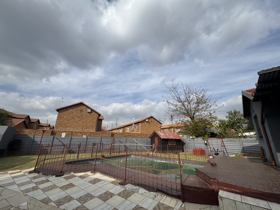 6 Bedroom Property for Sale in Groeneweide Gauteng