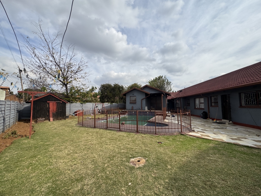 6 Bedroom Property for Sale in Groeneweide Gauteng