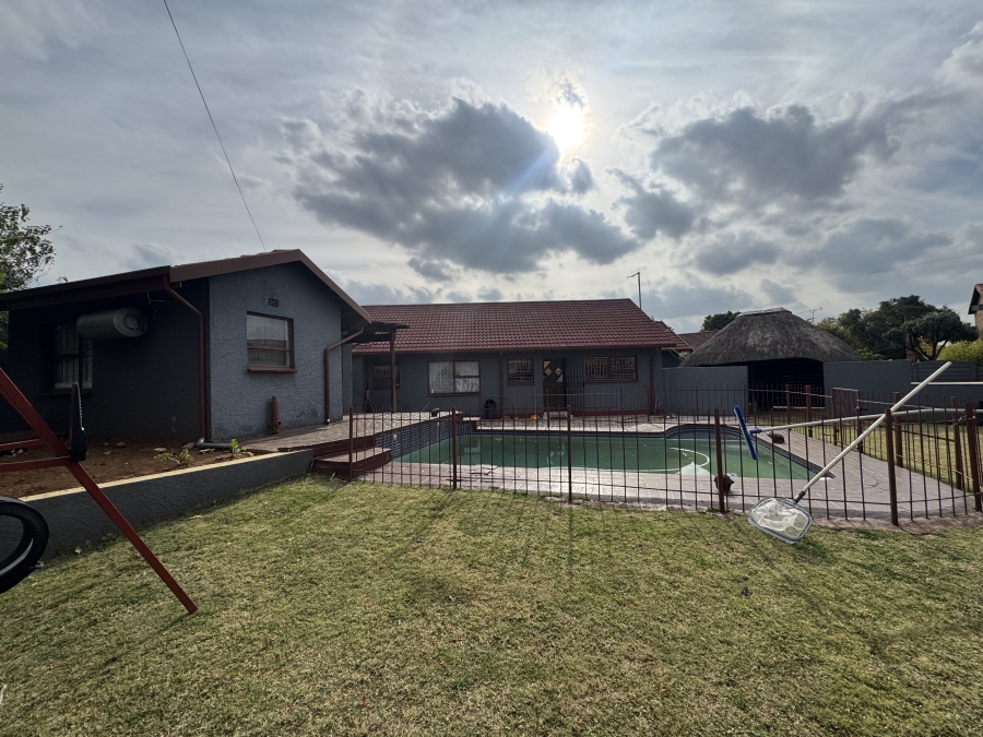 6 Bedroom Property for Sale in Groeneweide Gauteng