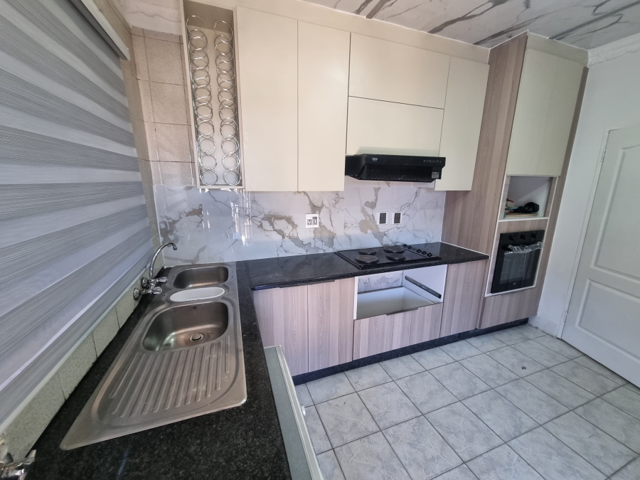To Let 1 Bedroom Property for Rent in Orlando East Gauteng