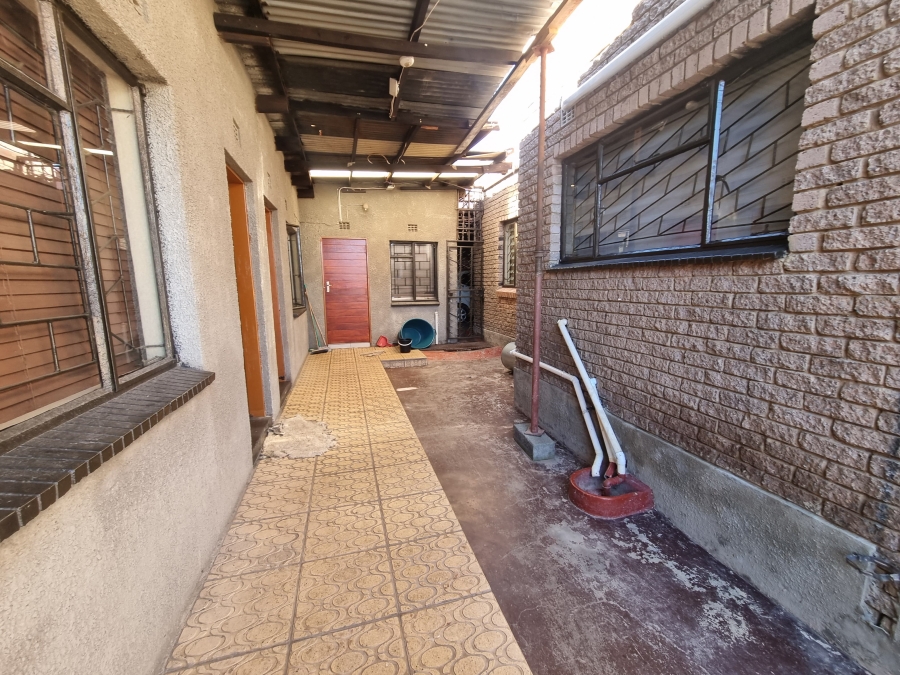 To Let 1 Bedroom Property for Rent in Orlando East Gauteng