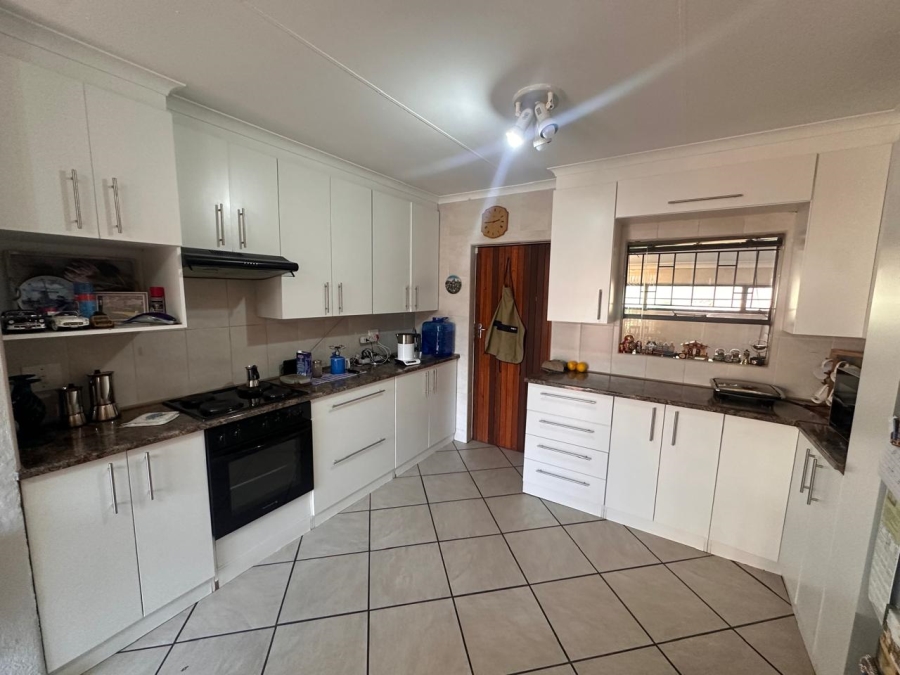 To Let 3 Bedroom Property for Rent in Rangeview Gauteng