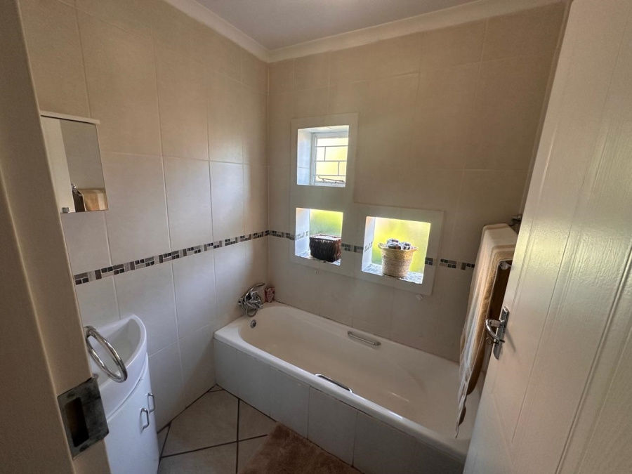To Let 3 Bedroom Property for Rent in Rangeview Gauteng