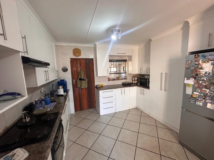 To Let 3 Bedroom Property for Rent in Rangeview Gauteng