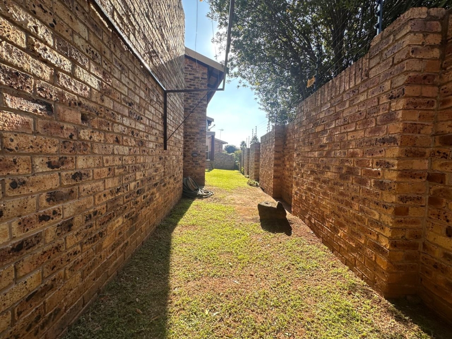 To Let 3 Bedroom Property for Rent in Rangeview Gauteng