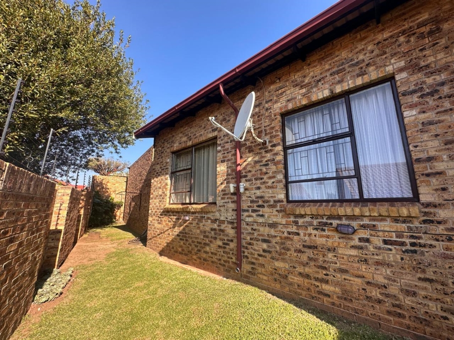 To Let 3 Bedroom Property for Rent in Rangeview Gauteng