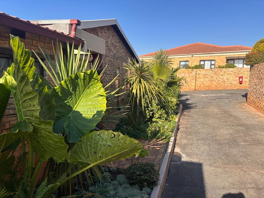 To Let 3 Bedroom Property for Rent in Rangeview Gauteng