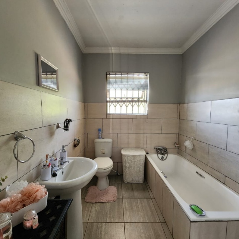 3 Bedroom Property for Sale in Daggafontein Gauteng