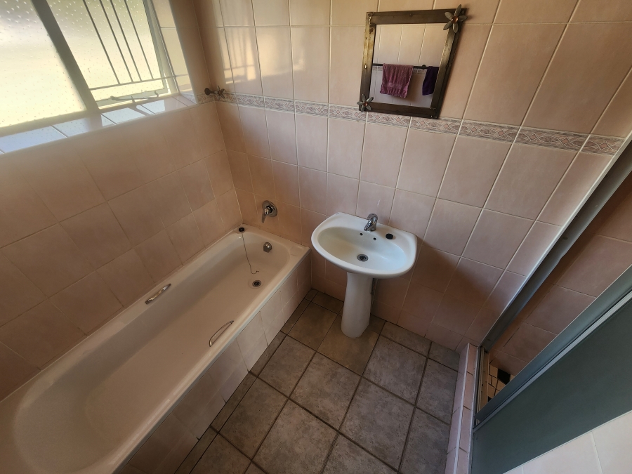 4 Bedroom Property for Sale in Les Marais Gauteng