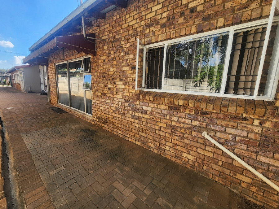 4 Bedroom Property for Sale in Les Marais Gauteng