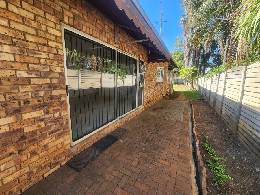4 Bedroom Property for Sale in Les Marais Gauteng