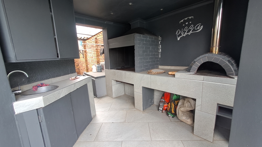 4 Bedroom Property for Sale in Shalimar Ridge Gauteng