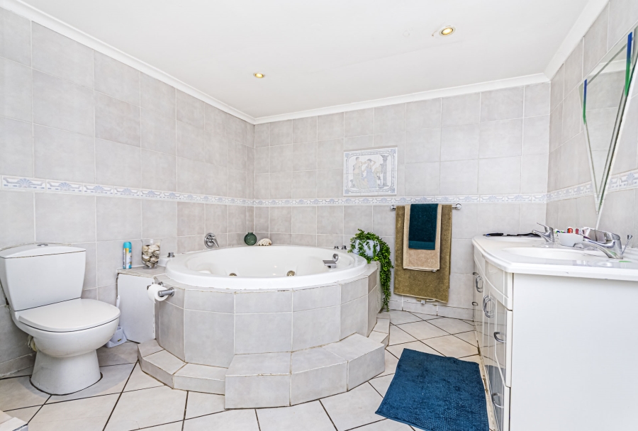5 Bedroom Property for Sale in Florida Gauteng