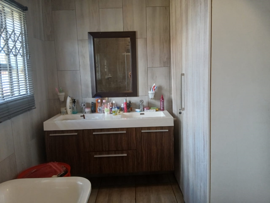 3 Bedroom Property for Sale in Mountain View Gauteng